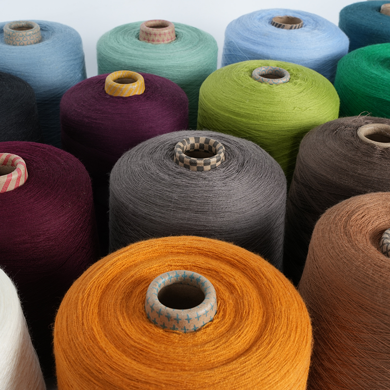 Filato di ramiè pettinato 48 Nm/2 80% cotone 20%.